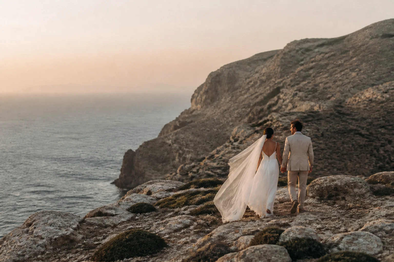 Ege kıyısında yürüyen çift — destination wedding demo konsepti